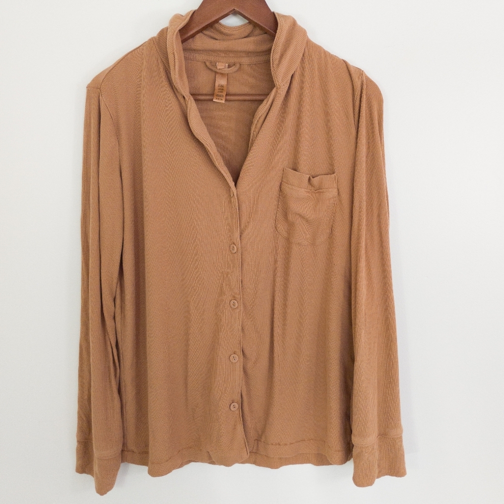 SKIMS Soft Lounge Ribbed Sleep Top Button Up Pajama Shirt Camel Small